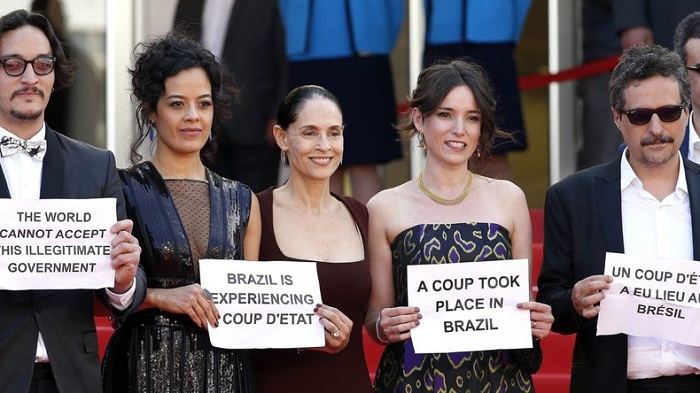 Manifestation contre le coup d`Etat au Brésil sur le tapis rouge de Cannes